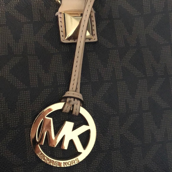 Michael Kors Signature Tote - Picture 4 of 5